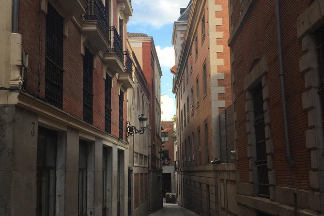 Architour Through Lavapiés and Rastro With an Architect - Architectural Insights and Discussions