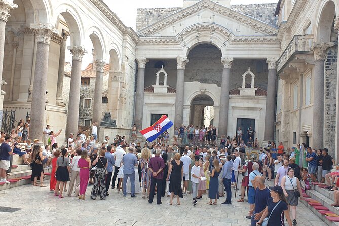 History Split Walking Tour in English - Small Group - Exploring the Palace