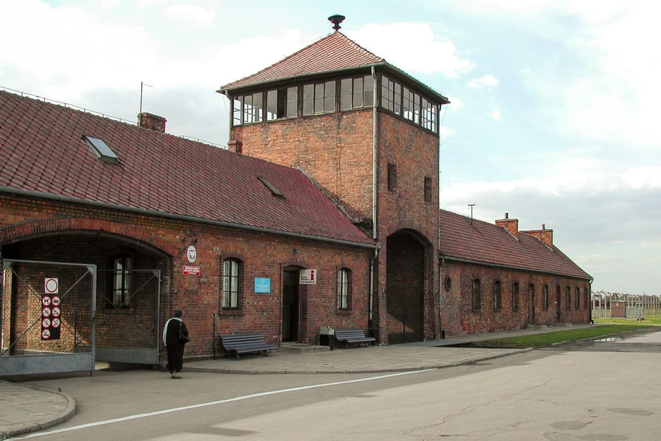 Krakow: Auschwitz-Birkenau Day Trip With Tour Leader - Guided Tour Vs. Self-Guided