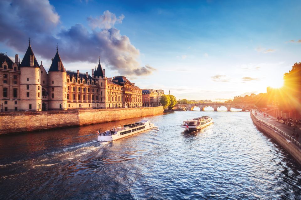 Paris: Highlights Self-Guided Scavenger Hunt and Tour - Explore Parisian Landmarks