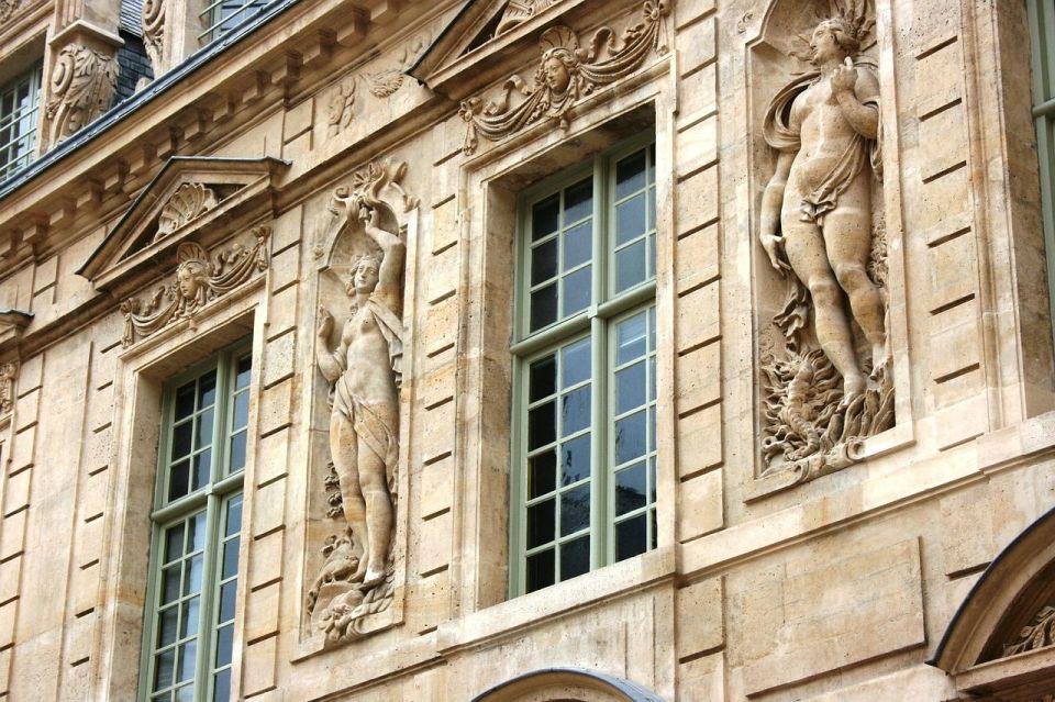 Paris: Le Marais Highlights Guided Small Group Walking Tour - Uncovering Medieval Royalty Stories