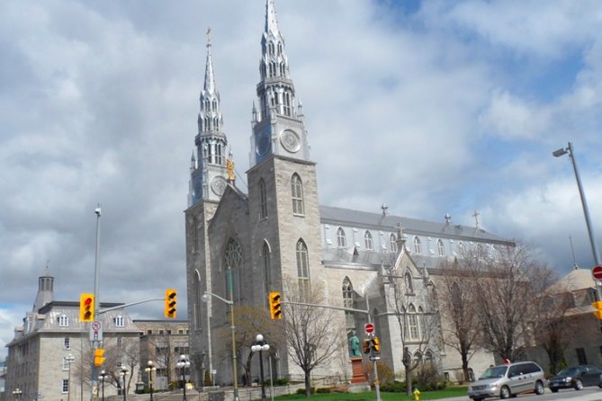 Self Guided Adventure Hunt: Ottawa's Iconic Sights - Photo Challenges and Digital Souvenirs