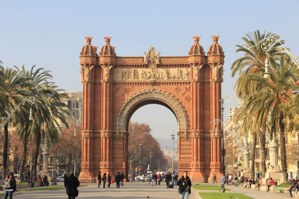 Welcome to Barcelona: Private Tour With a Local - Pickup and Group Details