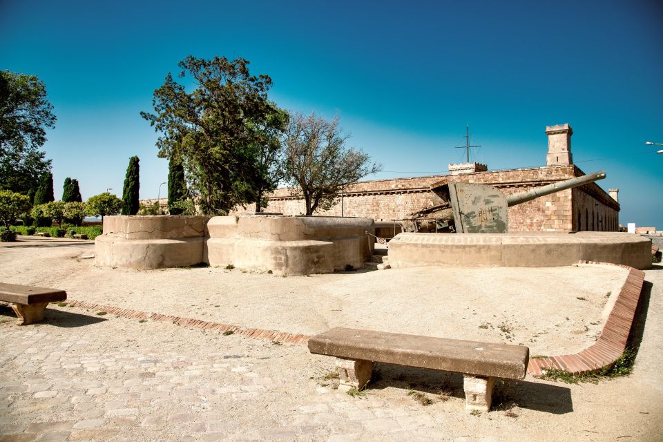 World War II History in Barcelona Old Town Private Tour - Bombing of Barcelona During Spanish Civil War