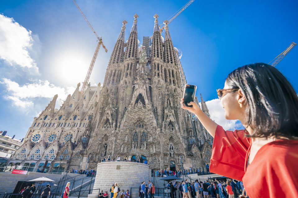 Barcelona by Scooter: Best Gaudís Legacy | 5h Best Tour - Inclusions and Amenities