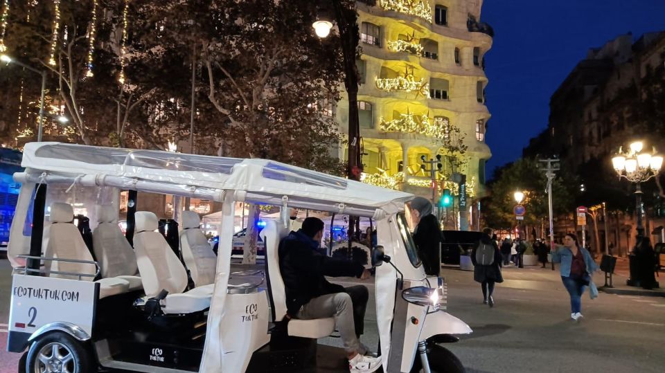 Barcelona: Private Christmas Lights Tour by Eco Tuk Tuk - Booking and Cancellation Policy