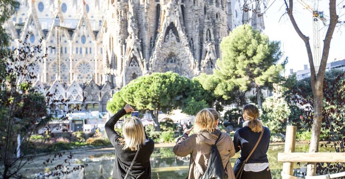 Barcelona: Sagrada Familia & Casa Batlló Guided Tour - Meeting Point