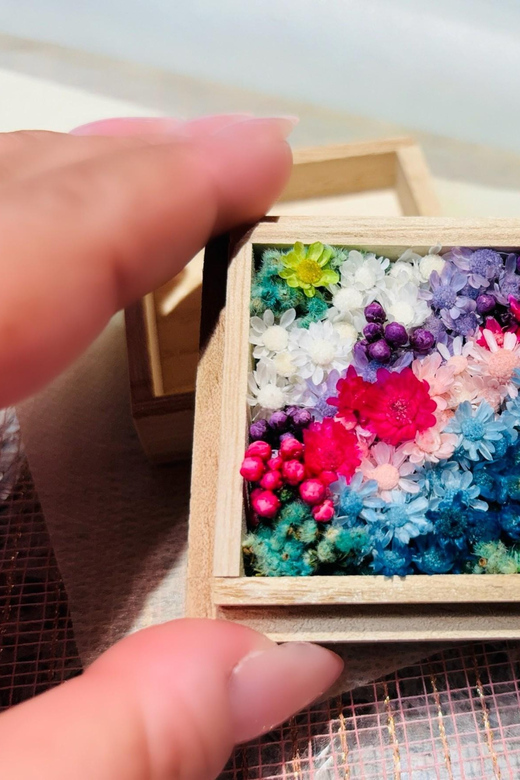 Experience Crafting a Flower-Adorned Mini Japanese Garden - Arranging Preserved Flowers