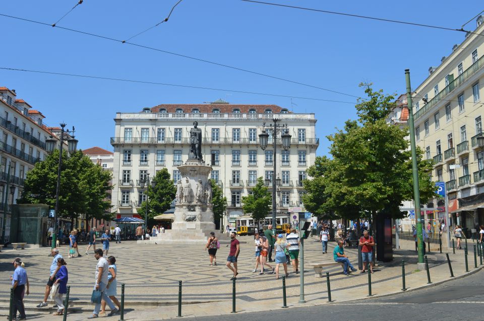 Lisbon: History, Culture, & Current Affairs Walking Tour - Strolling Along Rua Augusta