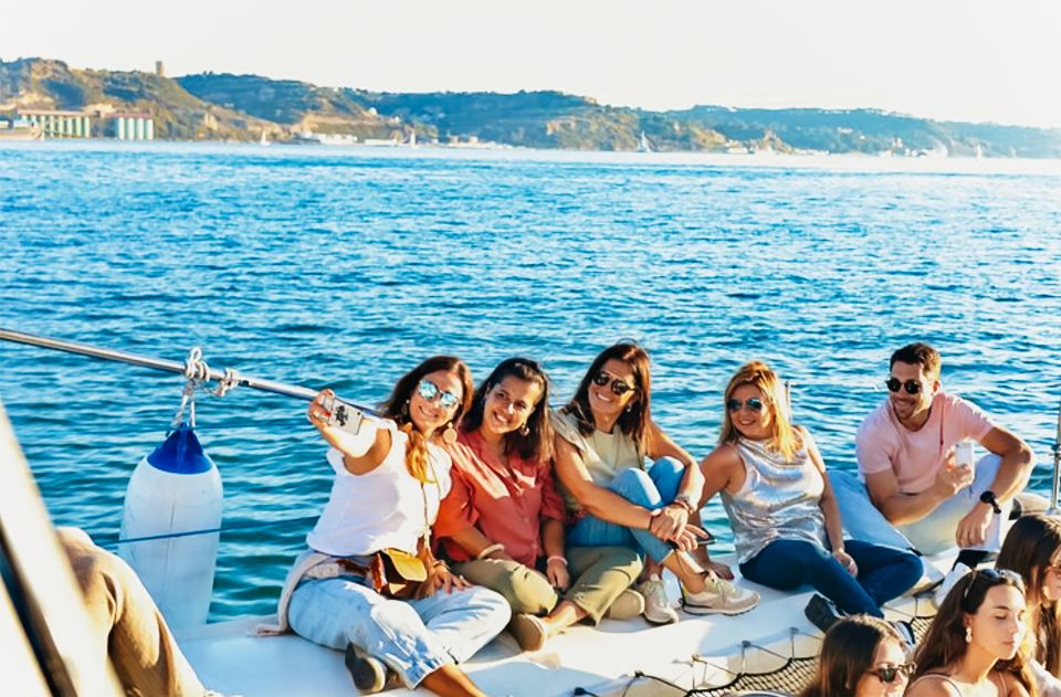 Lisbon: Sunset Catamaran Tour With Music and Drink - Photography Opportunities