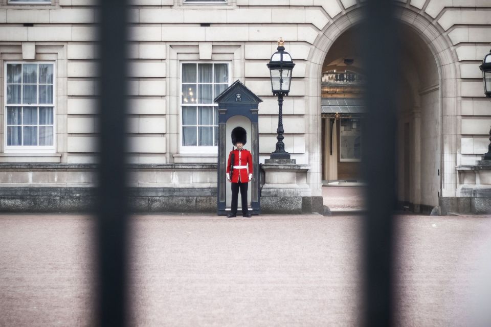 London: Changing of the Guard Private Group or Family Tour - Key Points