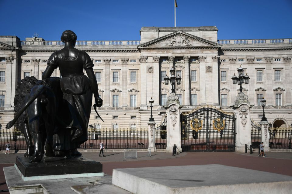 London: The Crown British Royalty Walking Tour - Houses of Parliament Encounter