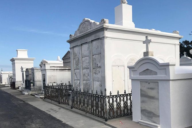 New Orleans City and Cemetery 2-Hour Bus Tour - Engaging Narrative and Commentary