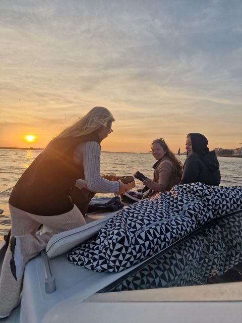 Porto: Sunset Boat Trip With Welcome Drink - Sightseeing and Sailing