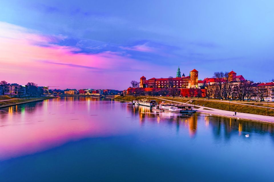 Krakow: Romantic Evening Vistula Cruise With a Glass of Wine - Scenic Aspects