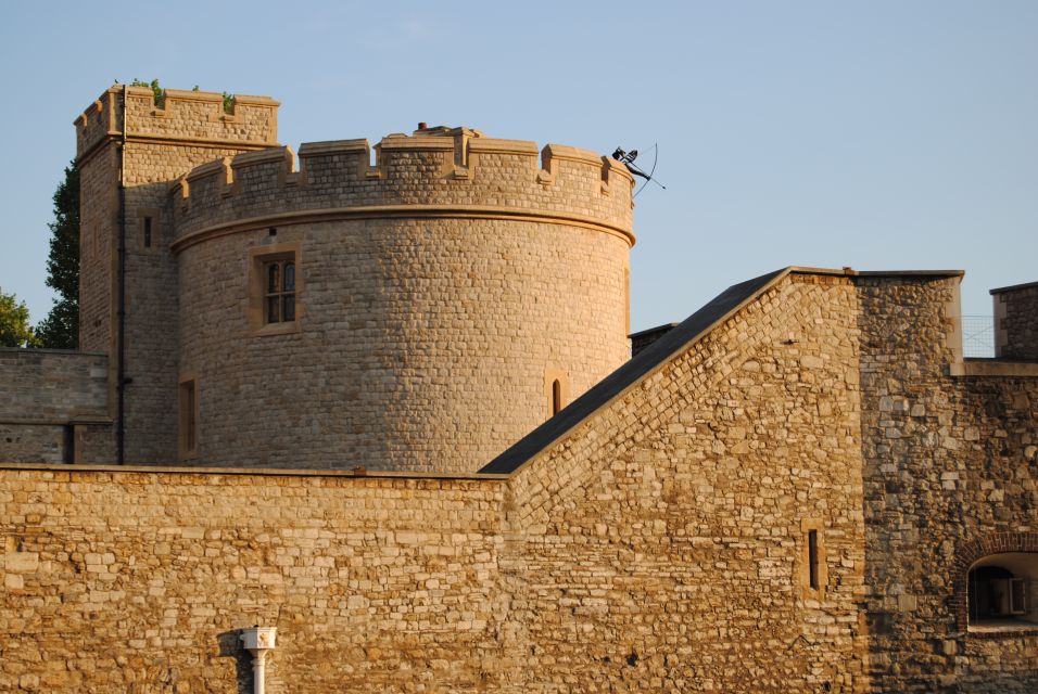 Tower of London Private Guided Tour - Admiring the Crown Jewels