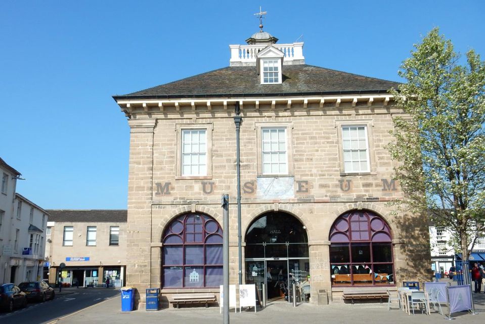 Warwick: Quirky Self-Guided Smartphone Heritage Walks - Discovering Lord Leycester Hospital