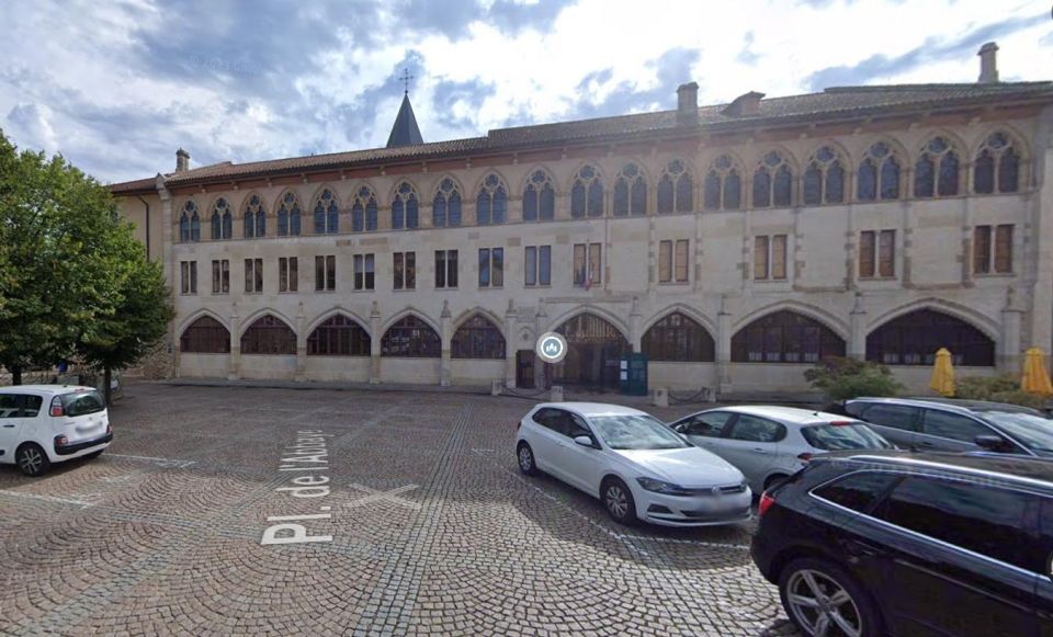 Cluny Abbey : Private Guided Tour With Ticket Included - Inclusion and Accessibility