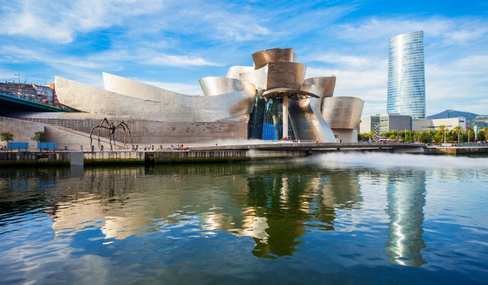 Guggenheim Museum Bilbao Private Tour With Official Guide - Key Points