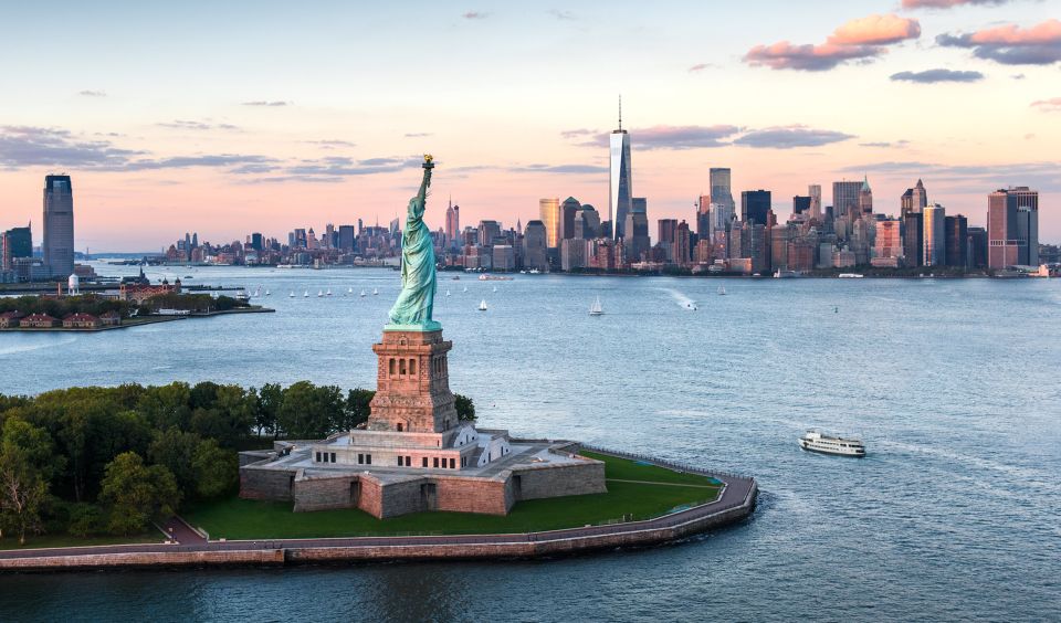 NYC: Visit Statue of Liberty & 3h Manhattan Walking Tour - Key Points