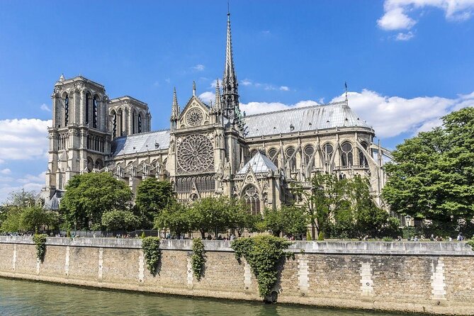 Seine River Early Gourmet Dinner Cruise With Wine by Bateaux Parisiens - Key Points