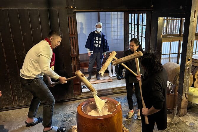 A Luxury Tour of One of Niigata's Historic Treasured Residences - Indulging in Local Delicacies