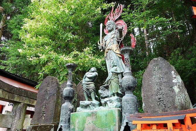 Fushimi Inari Deep Shinto Shrine Tour While Hiking With Expert - Exploring the Iconic Fushimi Inari Shrine