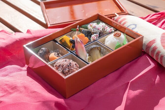 Nara Historical Hiking Tour and Breakfast Picnic in Asuka