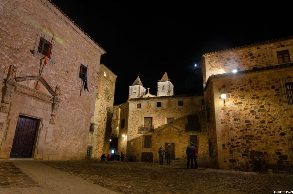 Caceres: Guided Sunset Sightseeing Tour - Experience Highlights