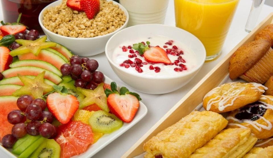 Fuengirola: Sunrise Boat Tour With Breakfast and Drinks - Tour Duration and Capacity