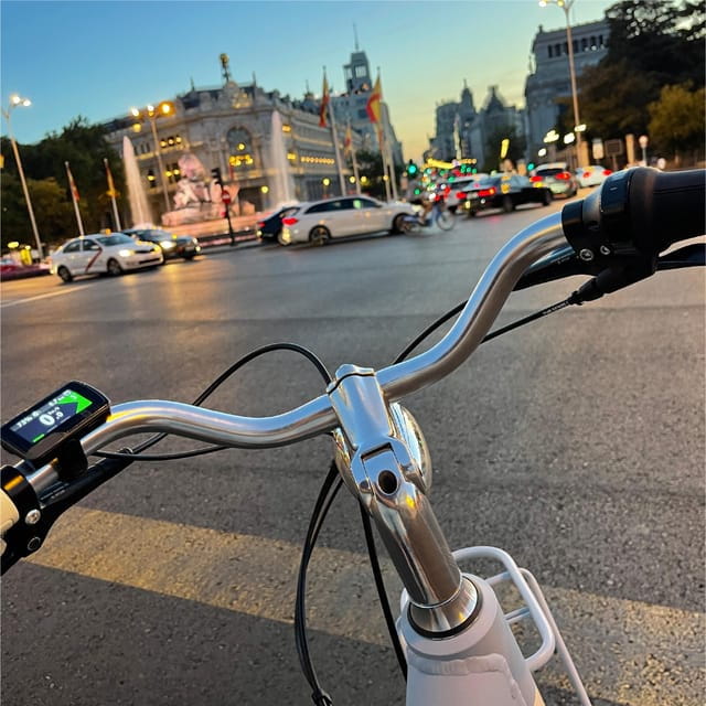 Madrid: Vintage Bike Rental With Tourist Map - Overview of Vintage Bike Rental