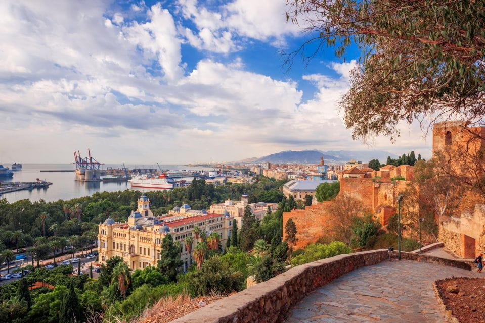 Malaga: Express Walk With a Local in 60 Minutes - Exploring Malagas Landmarks