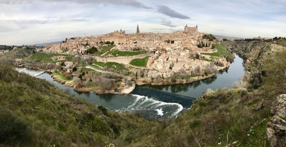 Toledo: Guided Walking Tour to Essential Monuments in Spanish - Tour Overview