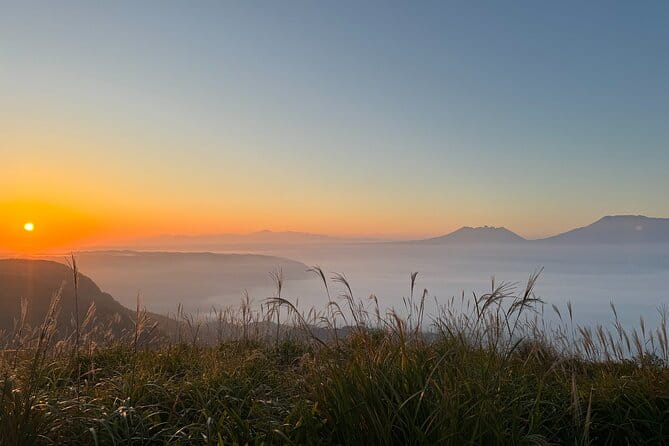 View the Sunrise and Sea of ​​Clouds Over the Aso Caldera