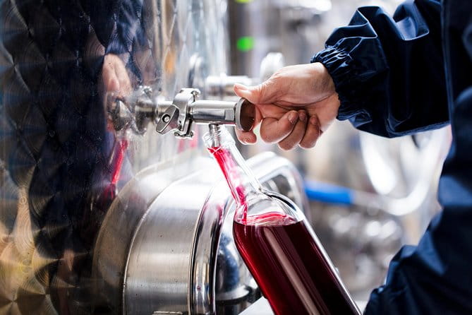 Local HAMA-WINE and Sushi Making Workshop　 - Sushi Making: An Immersive Experience