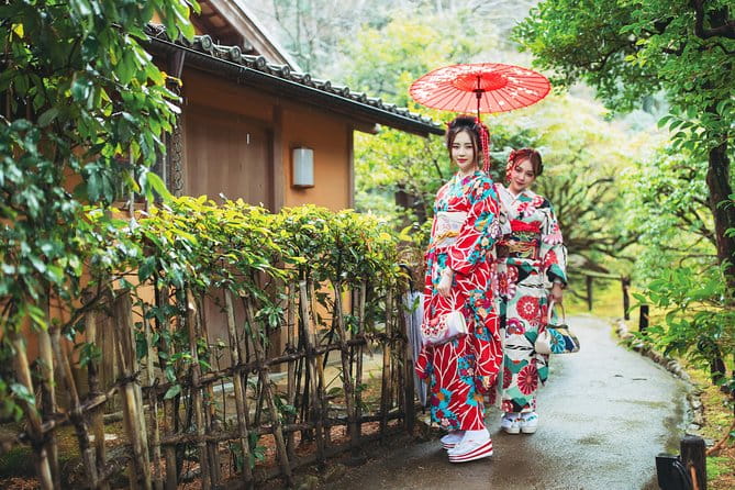 Long-sleeved Furisode Kimono Experience in Kyoto