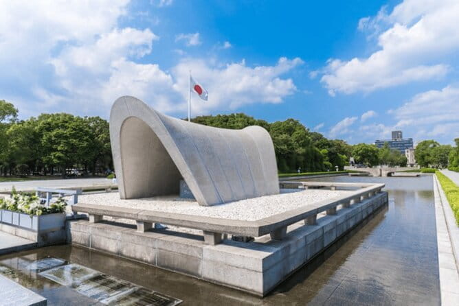 From Osaka/Kyoto: Hiroshima Miyajima Luxury Tour With Guide