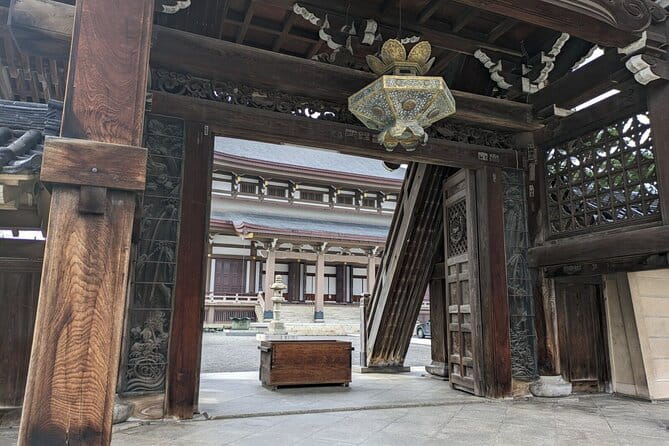 Private Tour From Kanazawa Gold Leaf and Sushi Delights