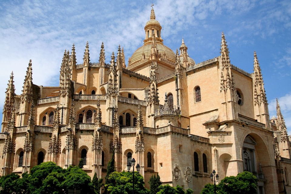 Segovia: Guided Walking Tour With Cathedral & Alcázar Entry - Overview of the Tour
