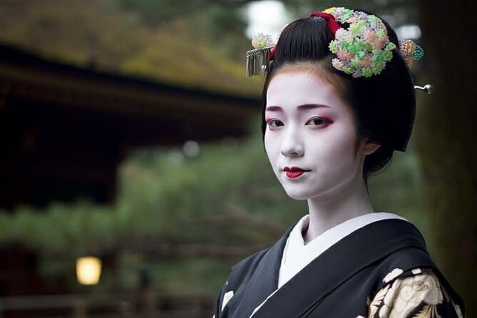 Small Group Walking Tour in Gion at Night With Sake in Hand - Overview of the Gion Night Tour