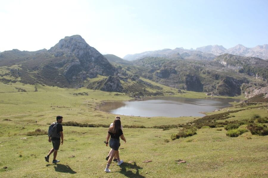 Arriondas: Covadonga Lakes Guided Tour - Tour Highlights