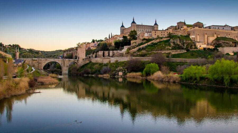 Toledo: Three Cultures Walking Tour in Spanish - Itinerary and Main Highlights