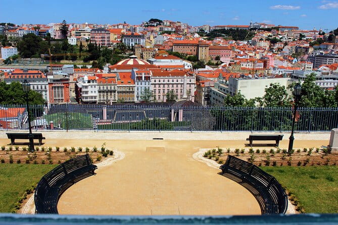 1 hour in Tuk Tuk to access the famous viewpoints of Lisbon - FAQ