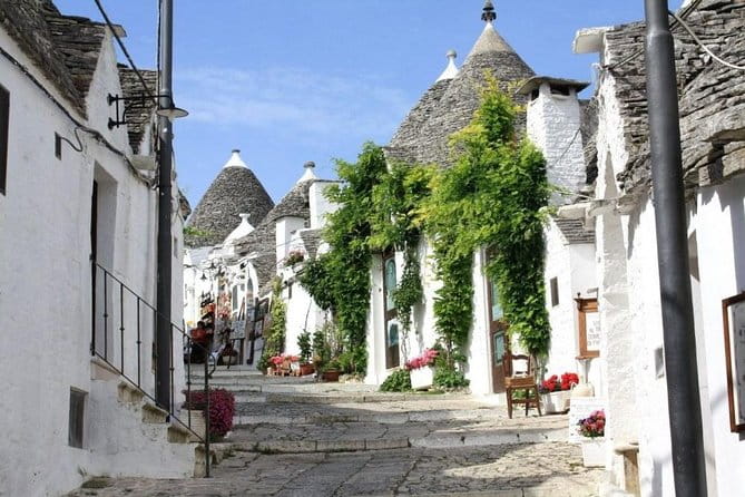 Alberobello private walking tour with gelato tasting - Discovering the Main Districts: Aia Piccola and Rione Monti