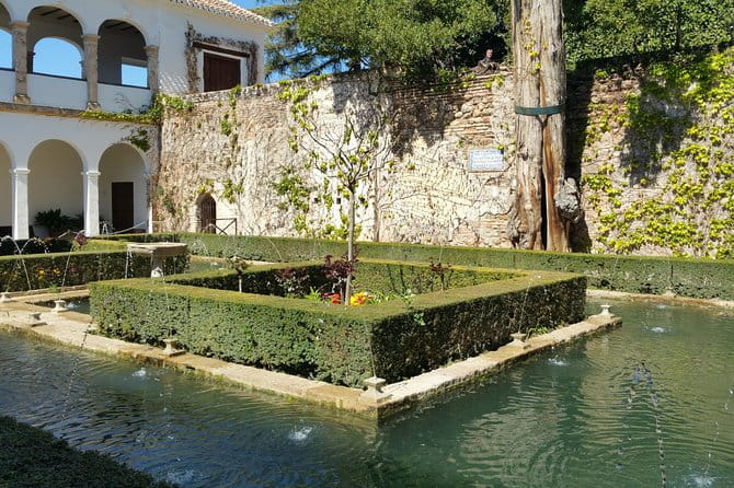 Alhambra Skip-the-Line Guided Tour - Visiting the Palace of Charles V