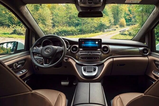 Arrival Transfer Edinburgh Airport EDI to Edinburgh by Minivan - The Vehicle and Comfort: Traveling in Style and Ease