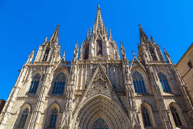 Barcelona Cathedral: Ticket, Guided Tour, Terrace + VR Experience - The Guided Tour: Knowledgeable Guides Make All the Difference