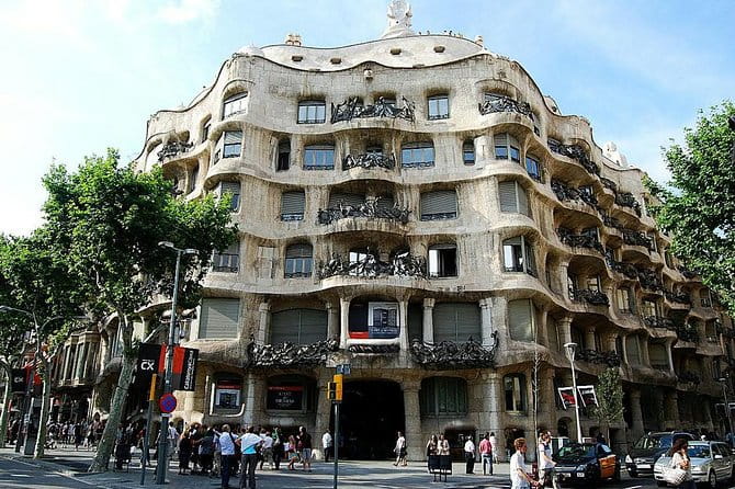 Barcelona Private Walking Tour with Skip the Line La Pedrera and Casa Batllo - The Guides and Their Impact on the Tour