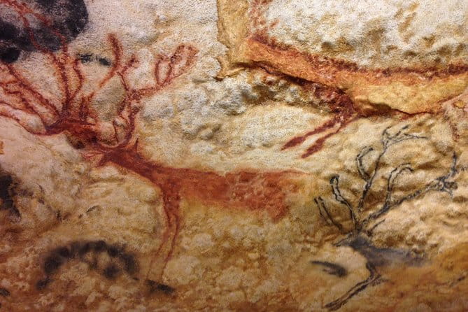 Bordeaux to Lascaux and Dordogne Valley Private Sightseeing Tour - Authentic Insights from Knowledgeable Guides