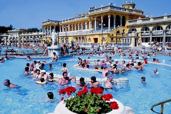 Budapest Private Day Trip from Vienna - Crossing the Chain Bridge and Venturing into Pest: Iconic Landmarks